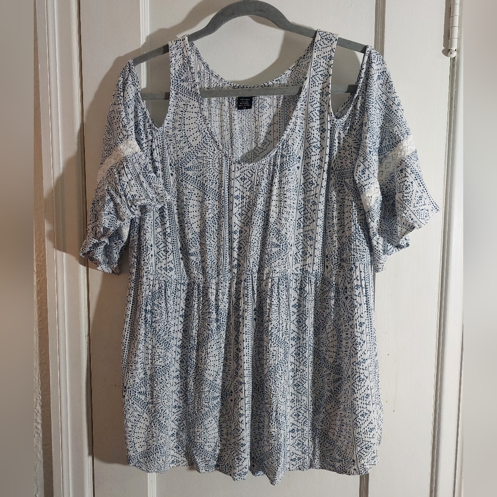 Torrid Cold Shoulder Boho Blue & White Geometric Bell Sleeve Size 00 Hippie